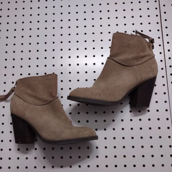 Steve Madden Heeled Booties, Size 9 - Picture 3 of 6